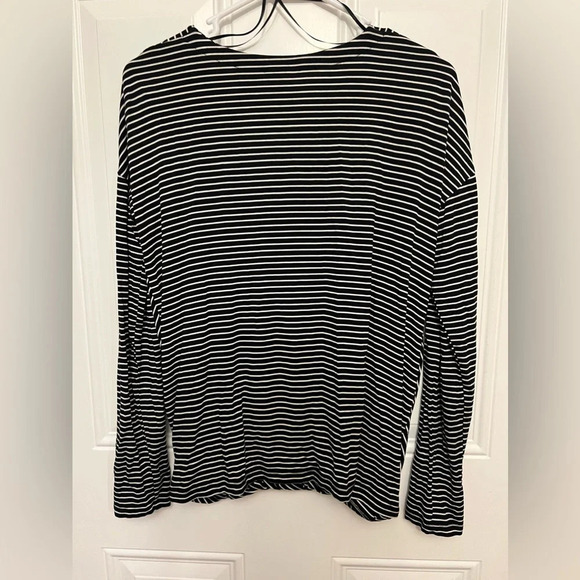 Tahari Long Sleeve Black and White Striped Shirt Faux Wrap Size Medium - Picture 3 of 3